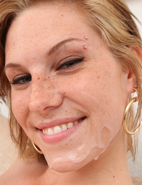 Похотливая шлюха Элла Вудс получает глубокий минет в свою киску и сперму на лицо 16