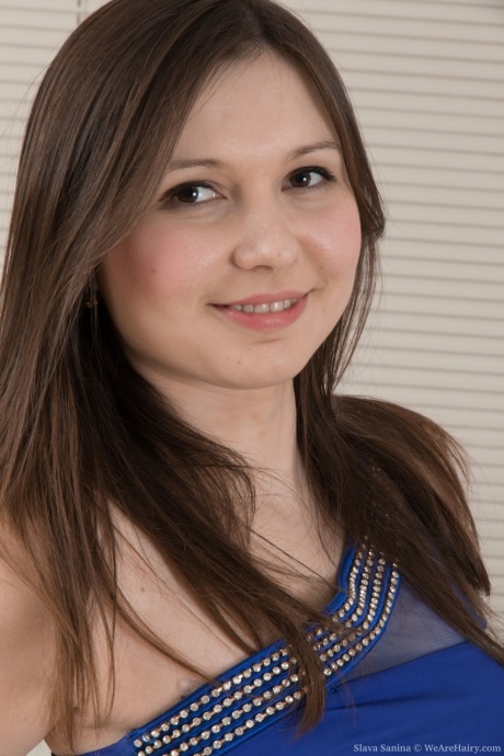 Симпатичная молоденькая любительница Слава Санина играет со своей естественно волосатой пиздой 1