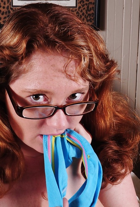 Зрелая красотка Майли показывает свое жирное тело, снимая нижнее белье 13