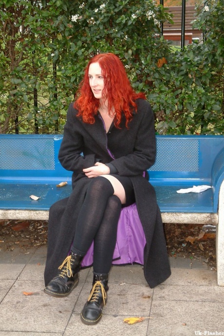 Рыжеволосая девушка прикладывает вибратор к своему кусту в общественном месте 2