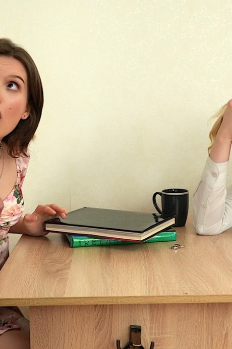 Милка Уэй занимается с полицейским оральным сексом на глазах у своего мужа 4