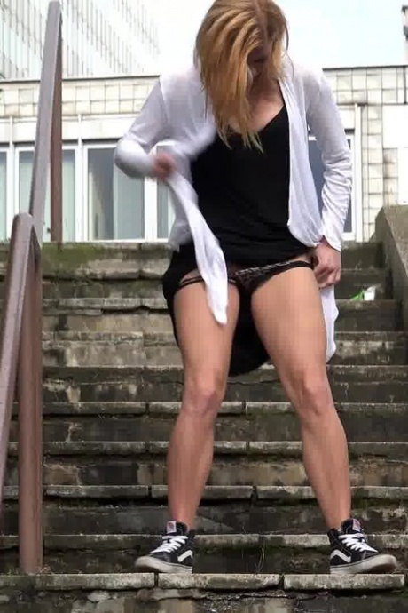 Симпатичную блондинку Крисси заперли дома, поэтому она писает на ступеньки 13