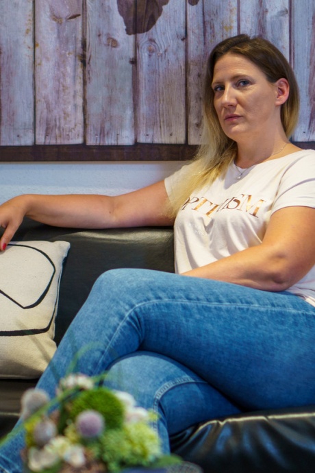 Пожилая толстушка Джулия Винтер надевает джинсовые джинсы перед сексом от первого лица 3