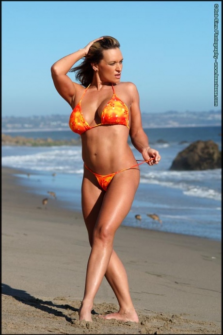 Сольная модель Ким Мор обнажает свои большие сиськи в бикини на пляже 7