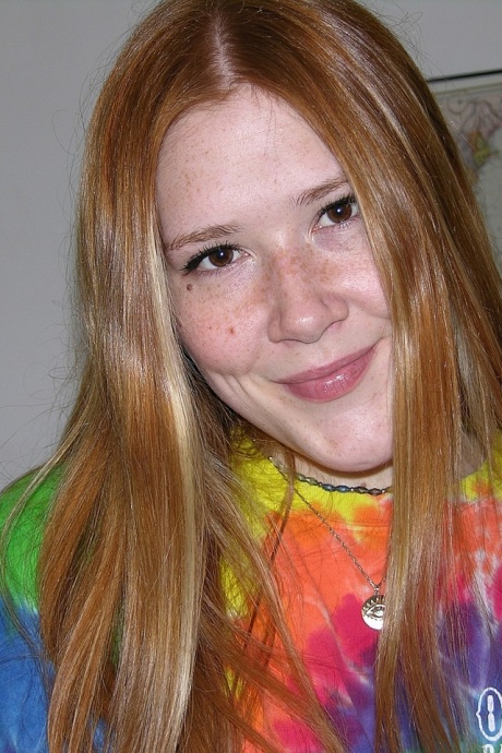 Натуральная рыжеволосая модель Harper R дергает за член во время своего первого обнаженного шоу 1