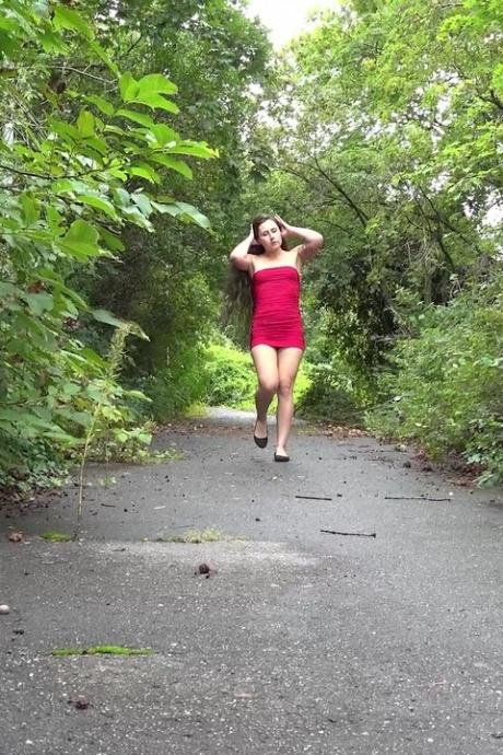 Кавказская цыпочка Лара Фокс мочится на мощеной дорожке в лесу 1