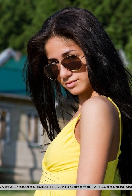 Русская молоденькая Малина А обнажает свои сиськи и пизду на скамейке на заднем дворе 1