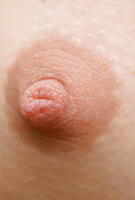 Миниатюрная любительница Марла раздевается догола на открытом воздухе, чтобы доставить удовольствие волосатой вагине 15