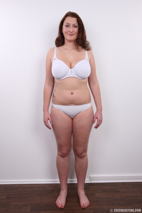 Пухленькая любительница Диана стоит прямо и обнаженная после того, как сбросила с себя одежду 6