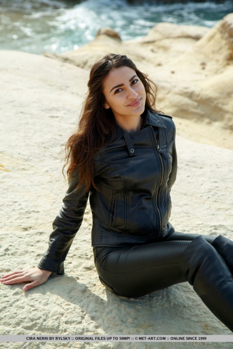 Русская брюнетка Кира Нерри показывает свои крошечные сиськи и лысую вагину 1