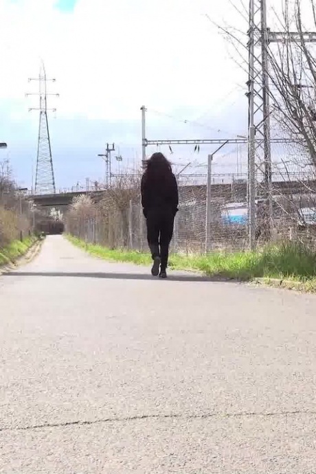 Белая девушка Али Бордо днем срочно отходит в туалет на асфальтированной дороге 15