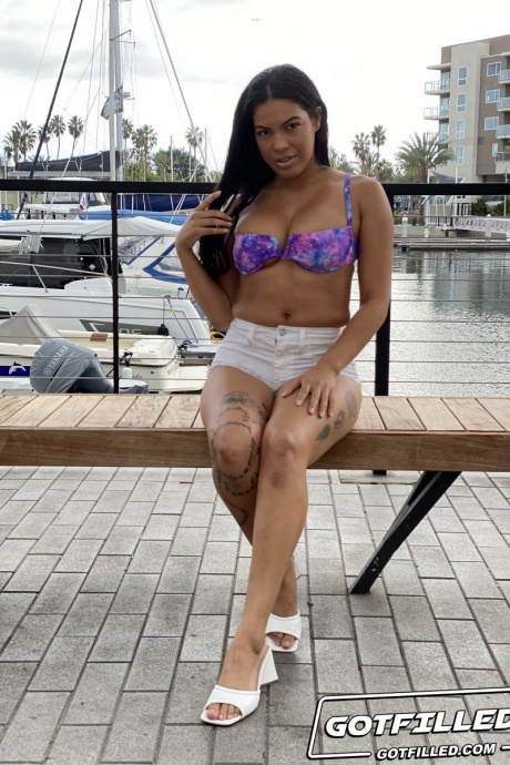 Наполнилась Майей Фаррелл 1