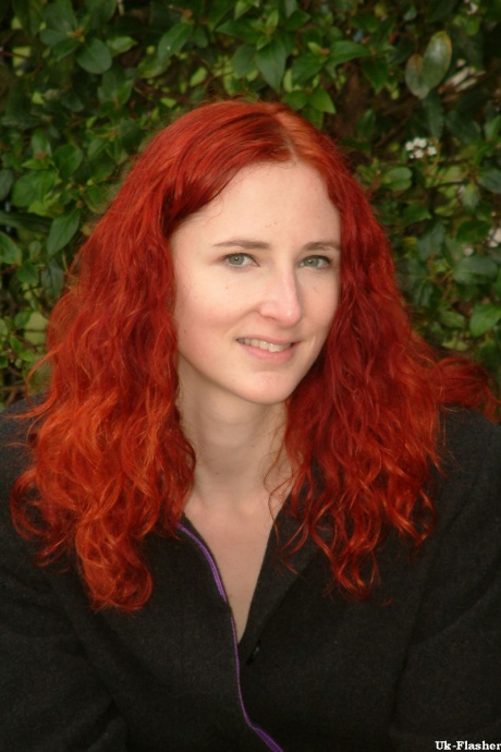 Рыжеволосая девушка прикладывает вибратор к своему кусту в общественном месте 3