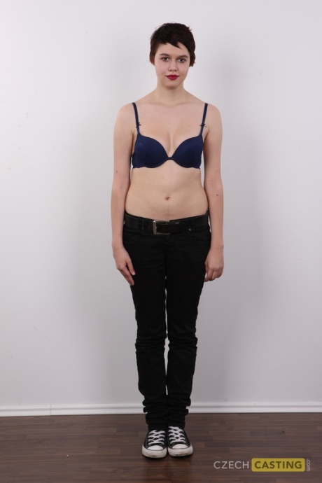 Пухленькая девушка с короткими волосами и красными губами впервые раздевается догола 4