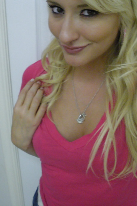 Подборка снимков, на которых блондинка Мэллори Рэй Мерфи делает селфи обнаженной 4