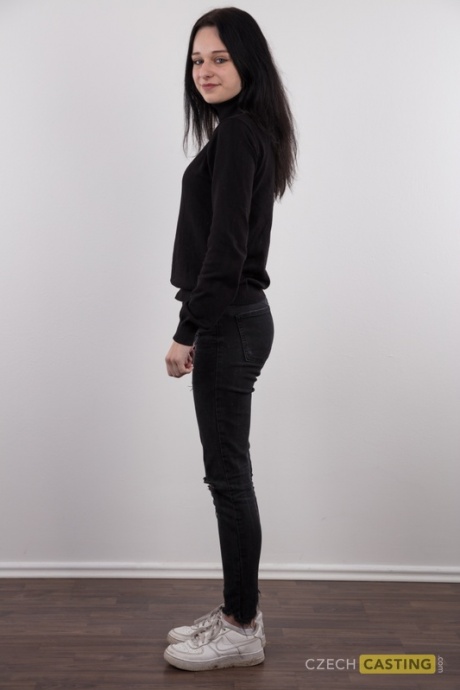 Темноволосая любительница Сона сбрасывает всю черную одежду, чтобы полностью раздеться 4