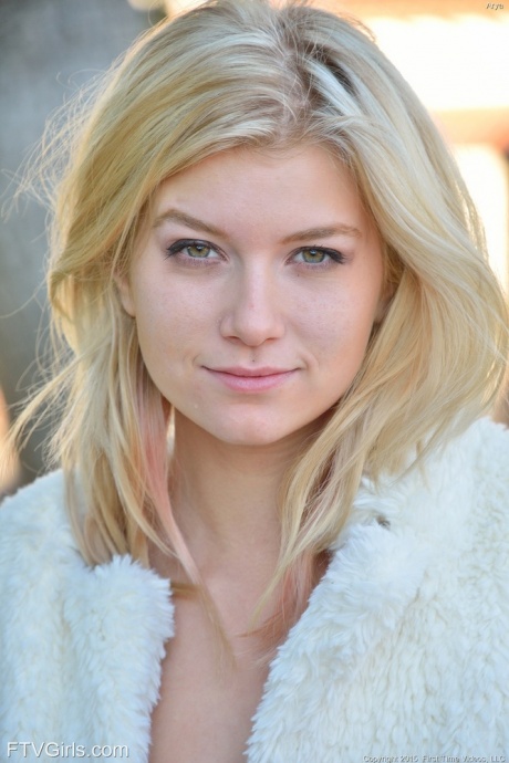 Молоденькая с симпатичным личиком обнажает идеальную попку в юбке на открытом воздухе и раздвигает киску 4