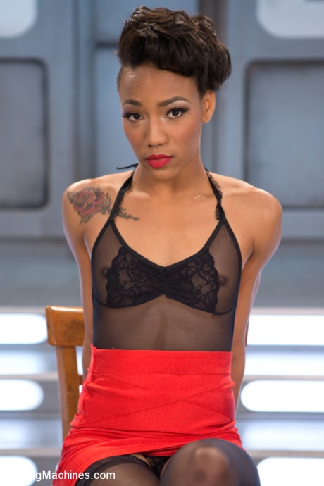 Чернокожую девушку трахают машинным дилдо, пока она заперта в клетке 2