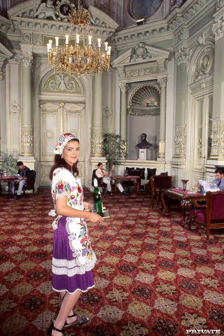 Горничная-кавказка Сильвия показывает своего работодателя перед групповухой 1