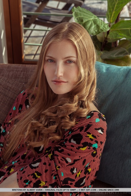 Молодая девушка с длинными ногами демонстрирует свою подстриженную муфту в обнаженном виде 2