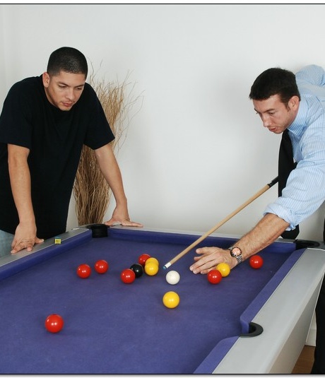 Пылкая зрелая в блестящих белых чулочках Джорджина Смит в горячем групповом сексе 1