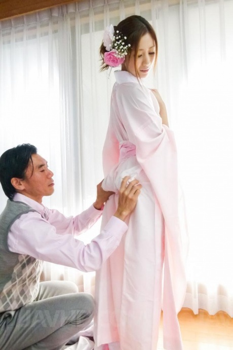 Японская девушка Каори Маэда освобождается от традиционной одежды перед занятием сексом 3