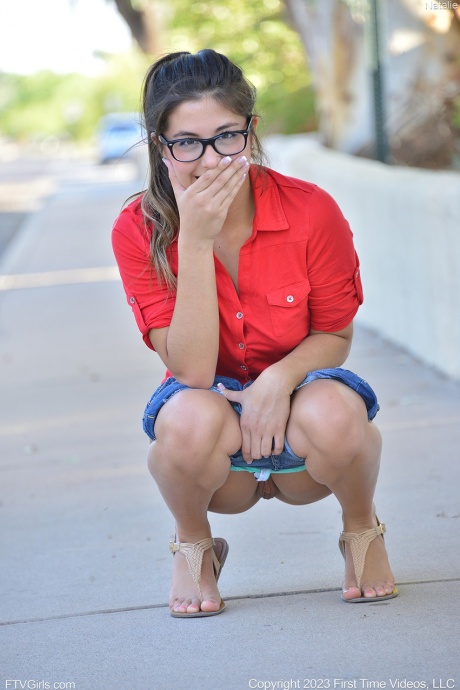 Игривые девушки FTV в первый день 9