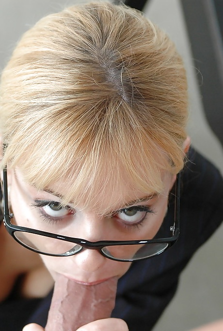 Белокурая шлюха-секретарша сосет огромный член в своих очках 4