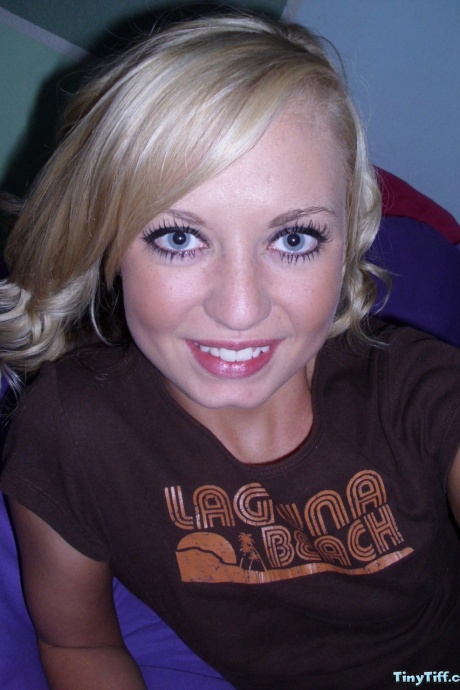 Грязная блондинка-любительница Крошечной размолвки делает селфи своей влажной киски 1