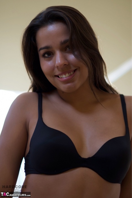 Сексуальная брюнетка Heavenly Smut дразнится на кровати в черном бюстгальтере и трусиках 11