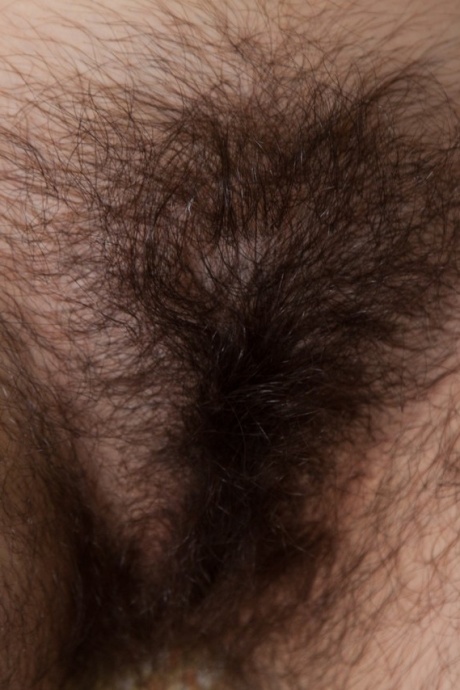 Волосатая любительница Харли снимает цельный купальник, чтобы позировать обнаженной на плетеном стуле 11