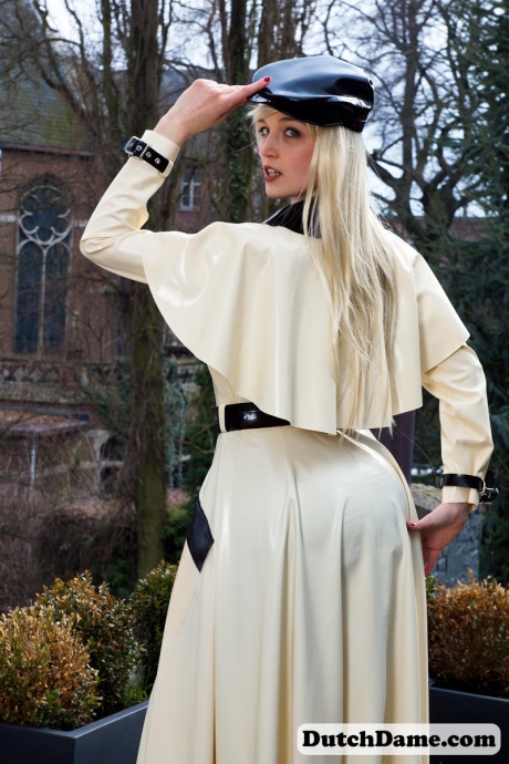 Горячая блондинка сверкает латексными подвязками, моделируя на открытом воздухе в резиновом наряде 14