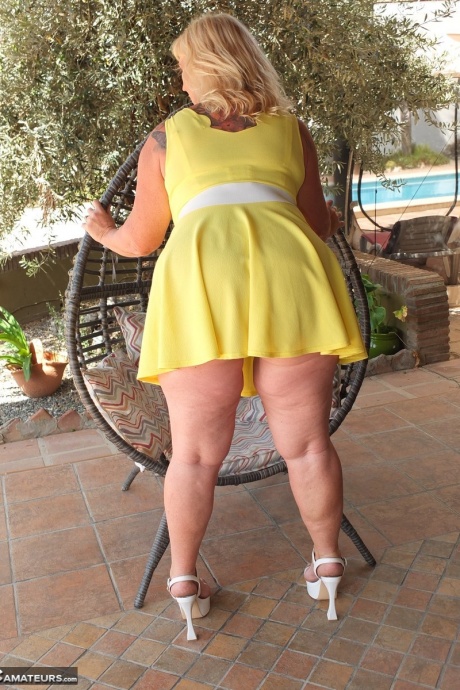 Толстая блондинка Мелоди сбрасывает желтое платье, оставаясь в бюстгальтере и трусиках 3