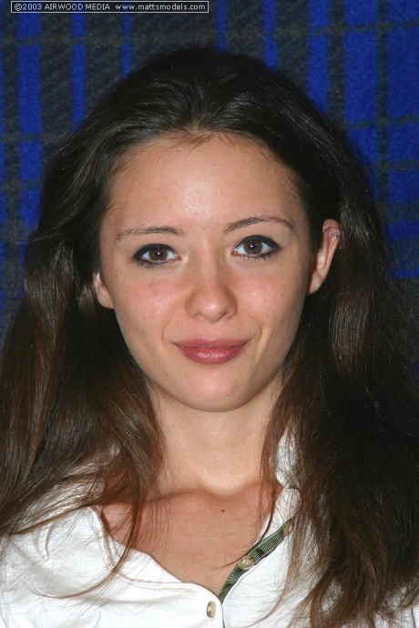 Школьница Сабрина дебютирует обнаженной моделью в грязных белых носках 1