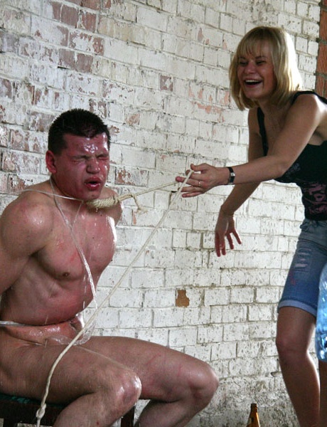 Грудастые сучки пытают голого парня, привязанного к стулу, на заброшенной ферме 16