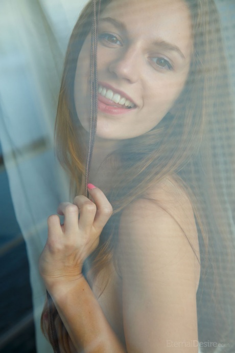 Красивая молоденькая Софи Шейн позирует обнаженной на столе за горячим напитком 2