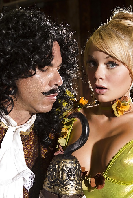 Блондинка, порнозвезда косплея Райли Стил, делает минет и мастурбирует, чтобы получить сперму на сиськи 1