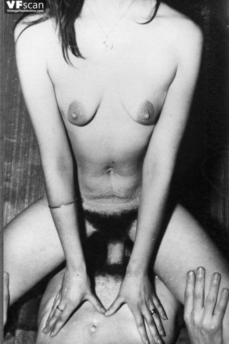 Богини винтажного порно с волосатыми кисками обнажают свои возбужденные дырочки для хорошего траха 7