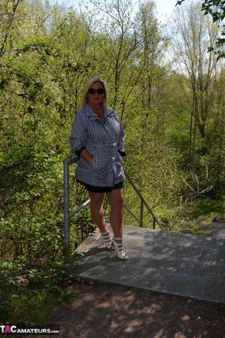 Обнаженная блондинка средних лет Крисси выставляет себя напоказ на общественной пешеходной дорожке 1