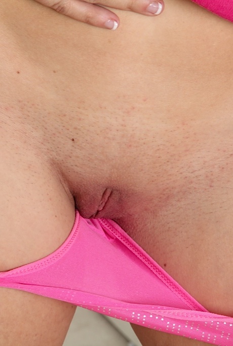 Жена-любительница Кейт Линн решает, что настало время обнажить свою всегда мокрую пизду 4