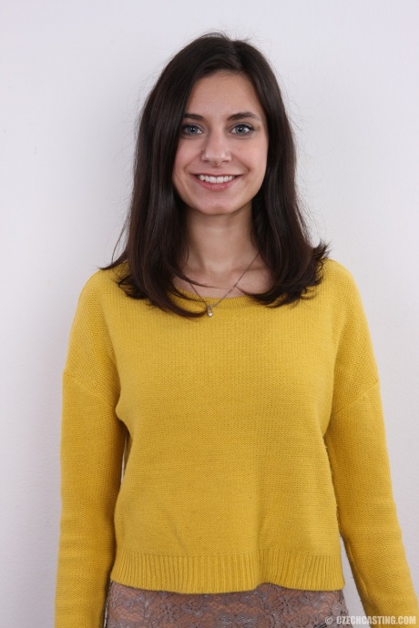 Стройная любительница Рената позирует в черном лифчике и трусиках, прежде чем обнажиться 1