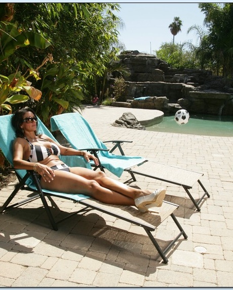 Зрелую брюнетку Персию Монир раздели до бикини и трахнули на открытом воздухе 1