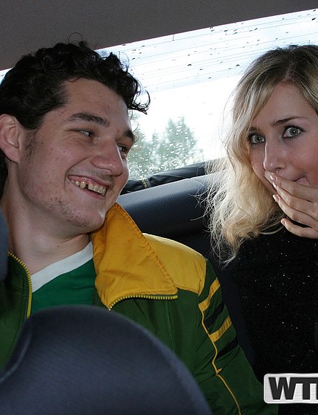 Блондинка занимается жестким аналом в заброшенном здании с незнакомцами 15