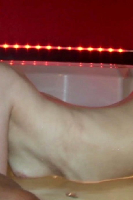 Худенькая блондинка Эшли Кокс берет киску в рот во время секса в ванне 12