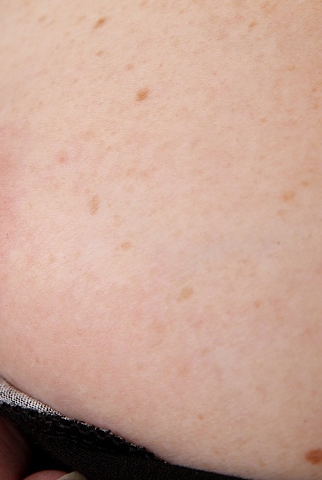 Зрелая женщина Джуди показывает большие сиськи, прежде чем обнажить широко раскрытую киску 2