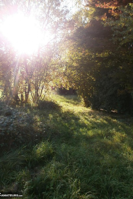 Возбужденная старая Каро на открытом воздухе в сапогах раздвигает киску, чтобы поиграть с бутылкой вина 19