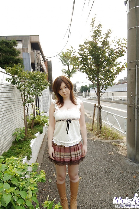 Азиатская школьница Нами Огава обнажает свою массивную грудь и красивую попку 1