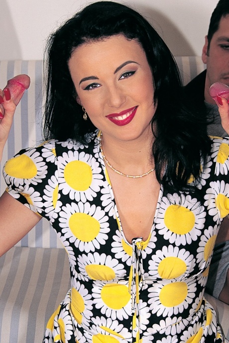 Похотливая домохозяйка Зита занимается сексом с тремя похотливыми студентками одновременно 1