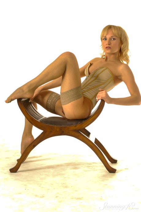 Едва достигшая совершеннолетия блондинка Зелия Би принимает великолепные позы обнаженной в чулках 9