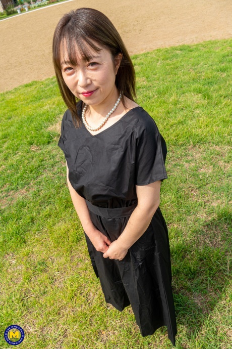 Азиатка истекает спермой из своего влагалища после секса со своим молодым любовником 1